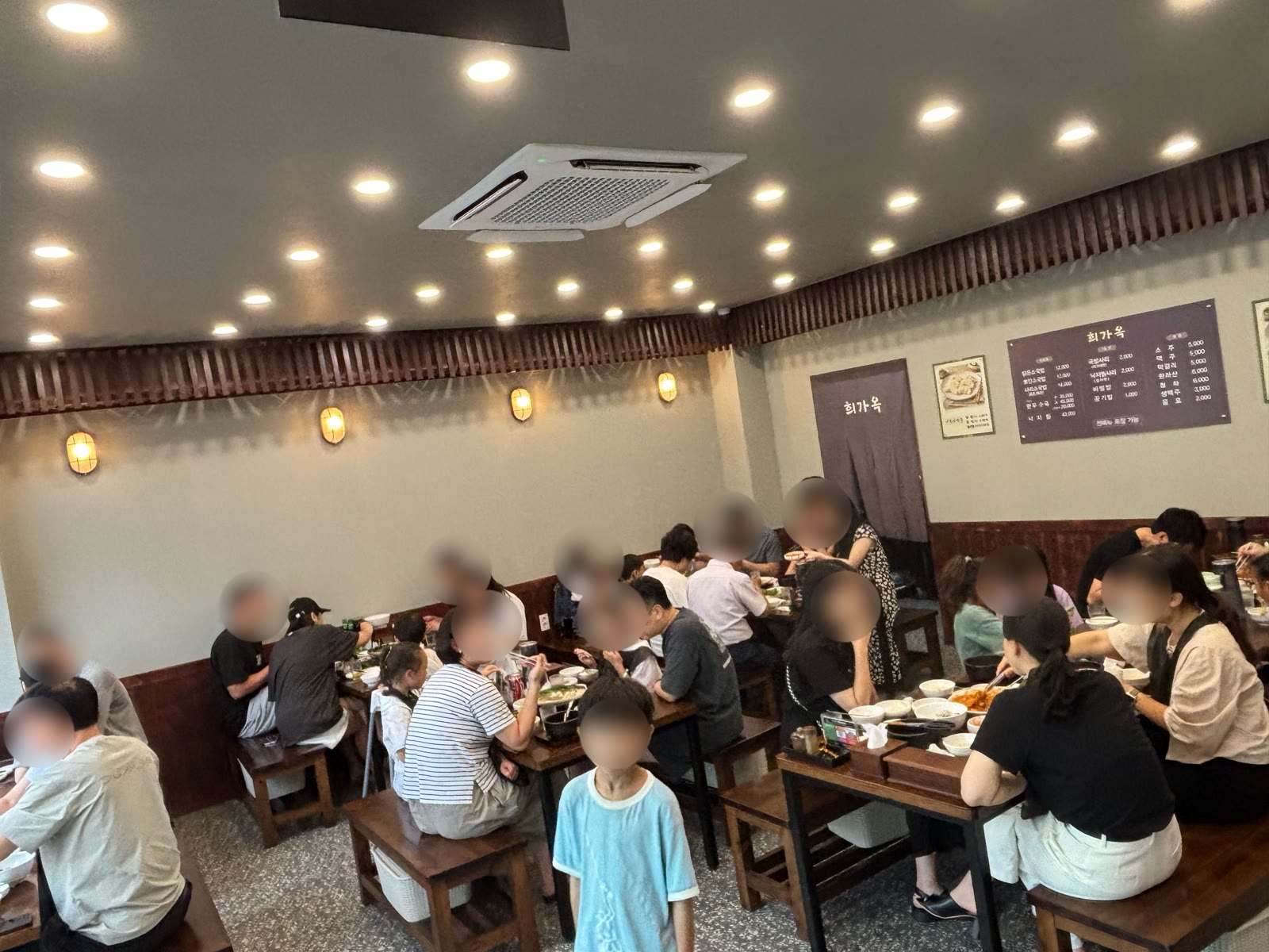 손님으로 가득 찬 희가옥 매장